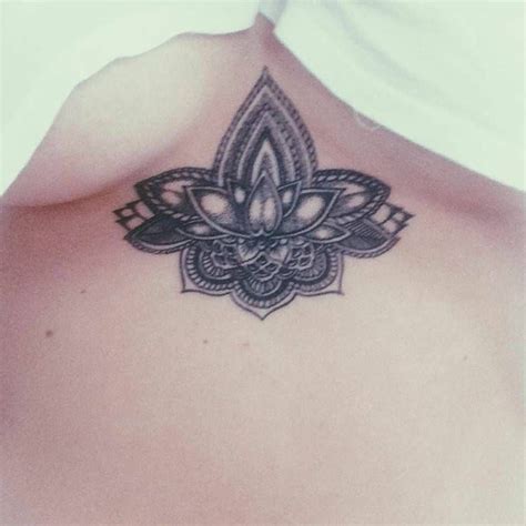 tatuajes en la tetas|Tatuaje en medio de los senos